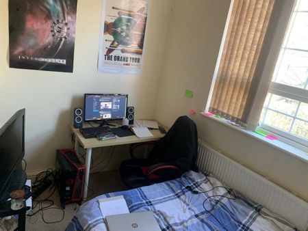 3 bedroom flat to rent - Photo 3