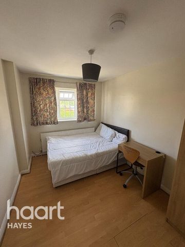 1 bedroom in a house share to rent - Photo 2