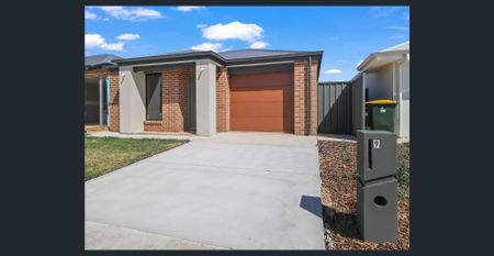 Modern Family Home with 3 Bed and 2 Bath - Photo 4