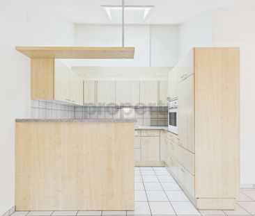 Moderne 3.5-Zimmer-Dachwohnung an ruhiger Lage mit heller Wohnatmos... - Photo 3