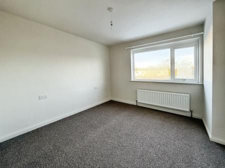 3 bedroom Terraced House To Let - Photo 2