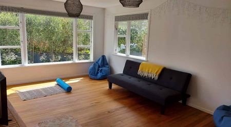 Private and sunny family home - Photo 5