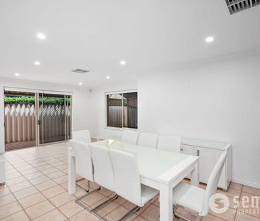 Street Front Villa - Photo 4