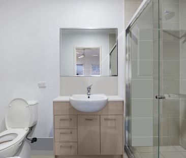 LARGE TOWNHOUSE 2 LIVING AREAS, VIEWS & GREAT SIZE BACK YARD - Photo 5