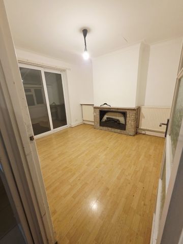 4 Bed Terraced House, Dersingham Avenue, E12 - Photo 2