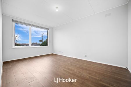 Spacious & Renovated Family Home in Prime Dandenong North Location! - Photo 2