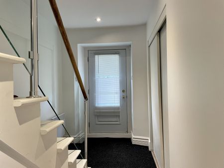 Ahuntsic: Maison de 4 chambres, 2 salles de bain, cour et terrasse en location semi-meublée. - Photo 2