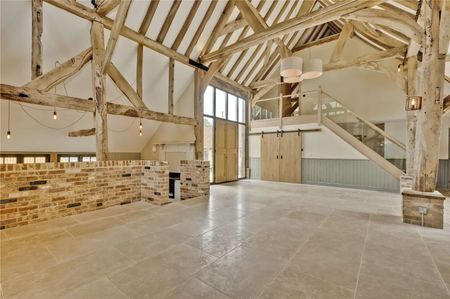 An exceptional barn conversion, combining character and contemporary design in the village of Churt. - Photo 4