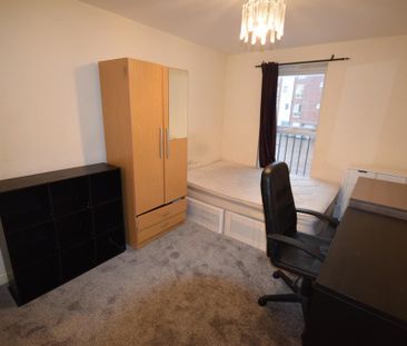 3 bedroom flat to rent - Photo 2