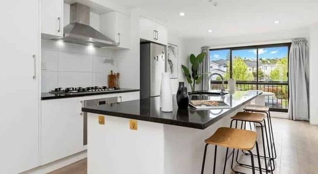 Stylish Albany 3BR Townhouse w/ AC & Deck! - Photo 1