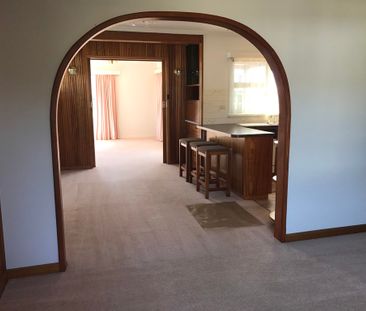 LARGE 2 STORY, 6 BRM FAMILY HOME! - Photo 5