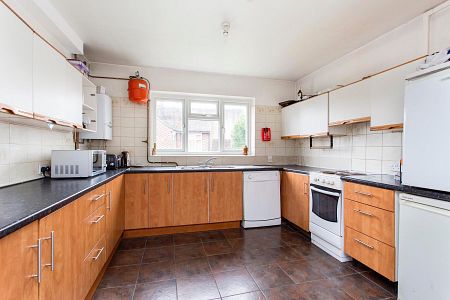 🏡 Large Victorian House - All Bills Included - Lounge & Garden! 🏡 - Photo 2
