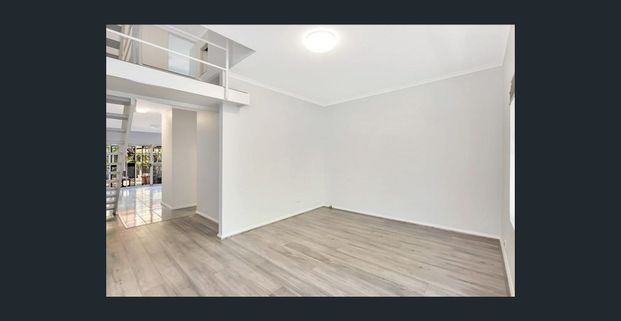 Bright charming Home with large enclosed outdoor setting - Photo 1