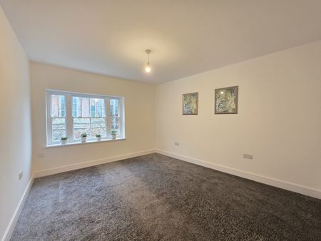 Two bed Top-floor Apartment - Photo 3