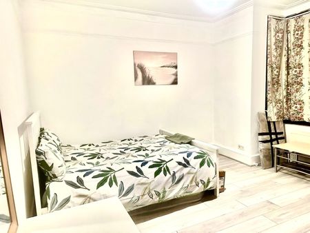 6 Bed Terraced House, Burges Rd, E6 - Photo 2