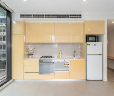 Stylish North-Facing Apartment in a Premier Lakeside Precinct - Photo 3