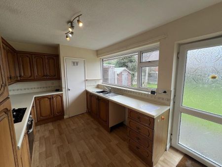 2 bedroom semi-detached bungalow to rent - Photo 5