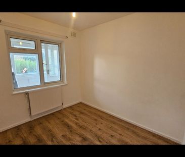 3 Bed Flat, East Ham, E6 - Photo 2