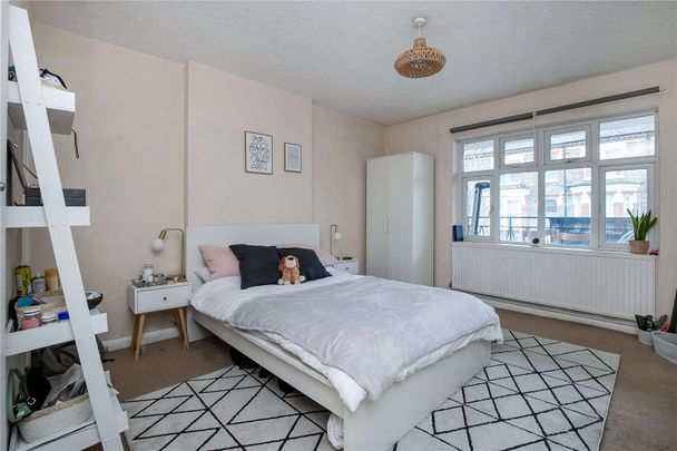 A spacious two bedroom flat situated on Severus Road. - Photo 1