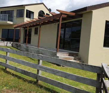 987 Hibiscus Coast Highway, Waiwera – Spacious Coastal Retreat with... - Photo 2