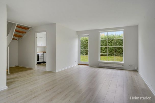 Rækkeshus med skøn gårdhave et stenkast fra vandet - Photo 1