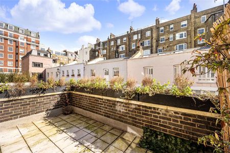 A spacious and well-presented three double bedroom mews house with outdoor space. - Photo 4