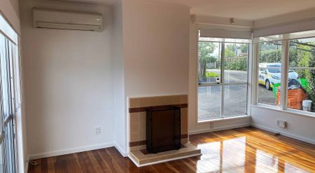 4 Bedroom, 2 Bathroom Home - Lawn Maintenance Included ! - Photo 2