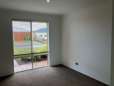 WELL MAINTAINED FAMILY HOME AUSTRALIND - Photo 5