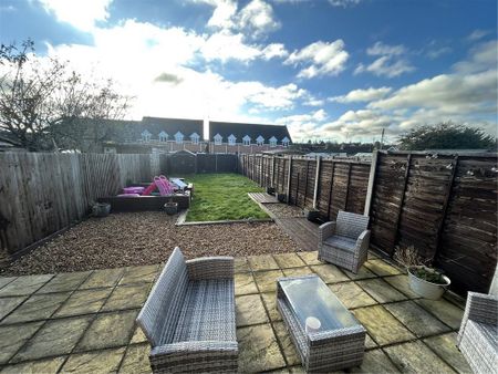 3 bedroom end of terrace house to rent - Photo 2