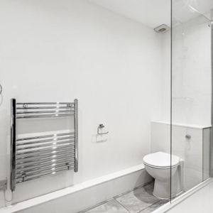 2 bedroom flat in London - Photo 3