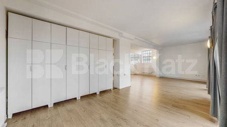 Spacious Studio located within a warehouse conversion with exposed brick - Photo 3