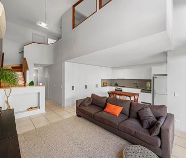 SUNLIT LOFT STYLE TOWNHOUSE - Photo 4