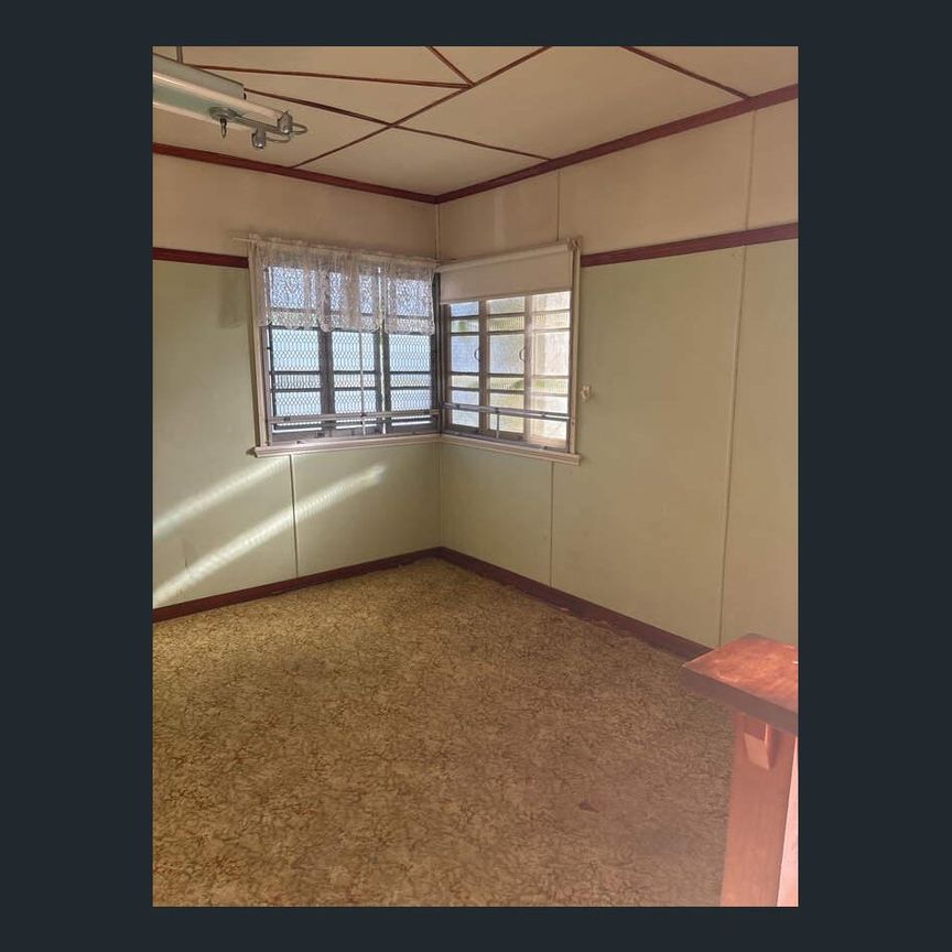 SHORT WALK TO HIGH AND PRIMARY SCHOOL ! - Photo 1