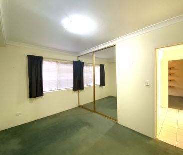 Two Bedroom Apartment in Great Location! - Photo 1