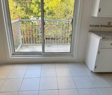 À LOUER | FOR RENT – Grand 3 ½ entièrement rénové / Fully Renovated... - Photo 1