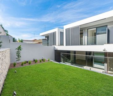 Ultra Luxurious Executive Living In Coastal Location - Photo 6