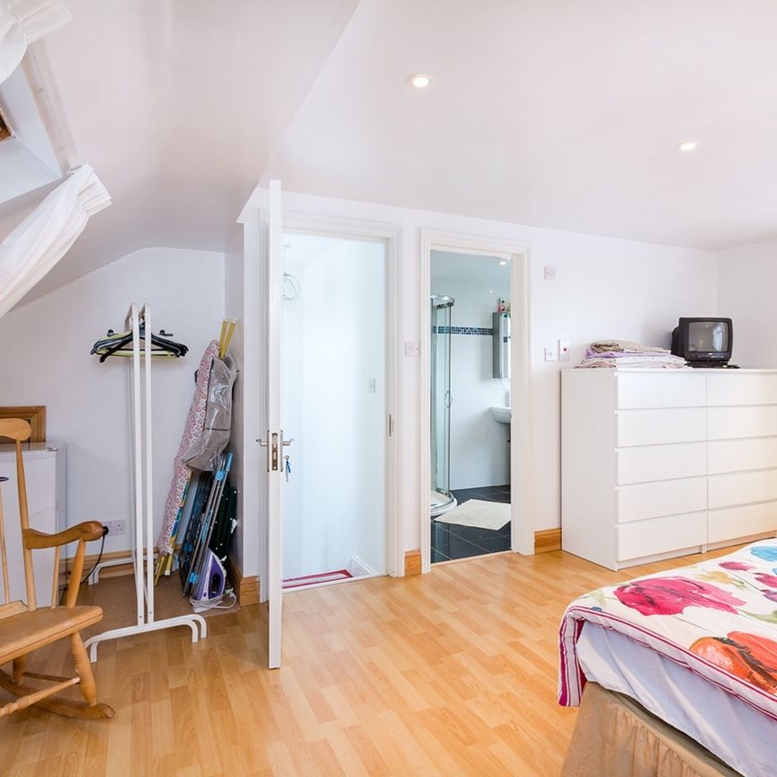 Room in a Shared Flat, Arngask Road, SE6 - Photo 1