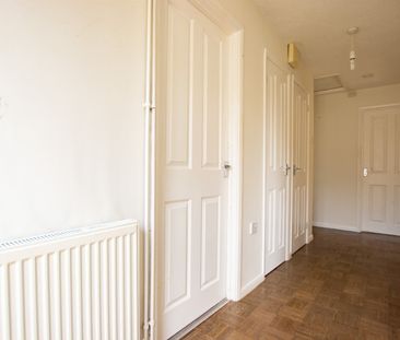 DETACHED 2 BEDROOM BUNGALOW - Photo 2