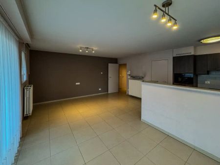 Gelijkvloers appartement met 2 slaapkamers in het centrum. - Photo 3