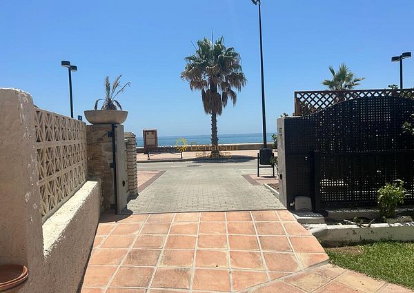 For rent Mid Season from 1/09/2024- 30/06/2025, beautiful apartment on 1st line of beach in Fuengirola .