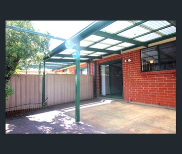 SPACIOUS 3 BEDROOM COURTYARD HOME. 2 LIVING AREAS. UNFURNISHED. - Photo 5