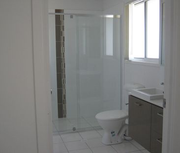 PET FRIENDLY! MODERN 3 BEDROOM TOWNHOUSE NEAR NORTH LAKES! - Photo 5