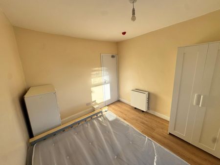 Room in a Shared House, Luxmore Road, L4 - Photo 3