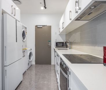 Modern Apartment - Photo 2