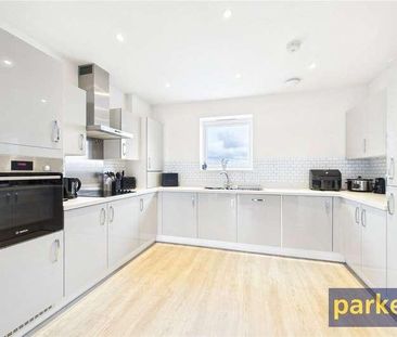 Bolton Drive, Shinfield, Reading, Berkshire, RG2 - Photo 4