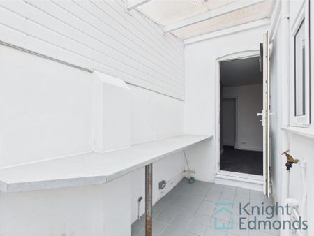 2 bed mid-terraced house to rent in Fox Street, Gillingham, ME7 - Photo 5