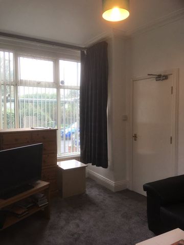 Room in a Shared House, Beechwood Crescent, LS4 - Photo 2