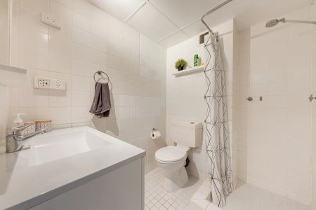 Fully-Furnished Studio Apartment in Heart of Lower North Shore - Photo 4