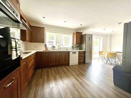 Pine House, Longmoor Road, Liphook, Hampshire, GU30 - Photo 4