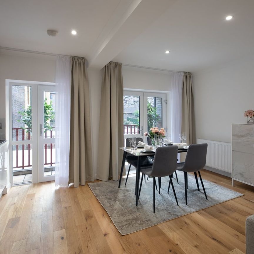 5 Bed Terraced House, Landons Close, E14 - Photo 1